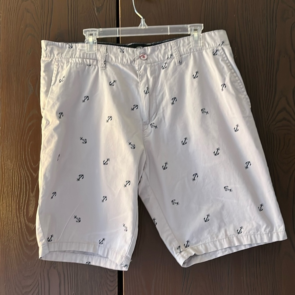 Beverly Hills Polo Club men’s gray shorts with navy anchors. Size 38.